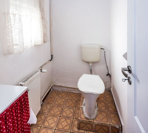 Toaleta v přízemí - Prodej domu 150 m², Újezdeček
