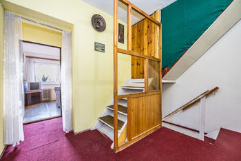 Chodba v patře se schody na půdu - Prodej domu 150 m², Újezdeček