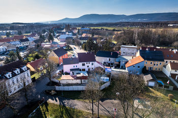 Pohled na dům, obec a Krušné hory - Prodej domu 150 m², Újezdeček