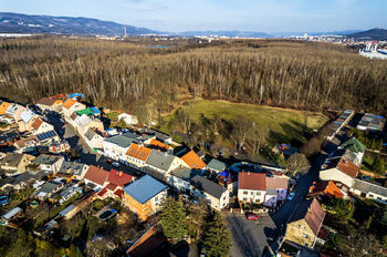 Pohled na dům, obec a Krušné hory - Prodej domu 150 m², Újezdeček