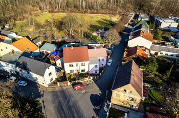 Pohled na dům, dětské hřiště a fotbalové hřiště za domem - Prodej domu 150 m², Újezdeček