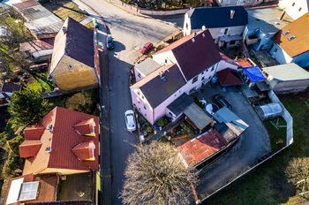 Pohled na dům a pozemek - Prodej domu 150 m², Újezdeček