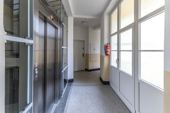Zrekonstruovaný interiér domu - Prodej bytu 3+kk v osobním vlastnictví 74 m², Praha 10 - Vršovice
