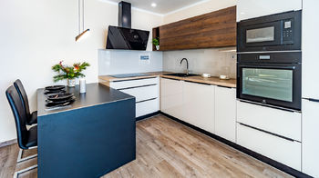 Kuchyně - pohled od balkónu - Prodej bytu 2+kk v osobním vlastnictví 44 m², Ústí nad Labem