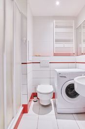 koupelna, wc - Prodej bytu 1+kk v osobním vlastnictví 30 m², Praha 9 - Hloubětín