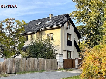 Pohled na RD z ulice - Prodej domu 353 m², Černošice 
