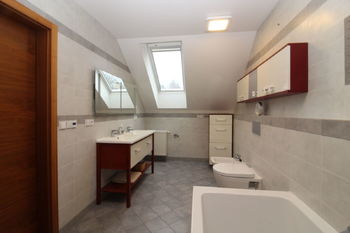 hlavní koupelna 2 NP - Prodej domu 194 m², Rychnov nad Kněžnou