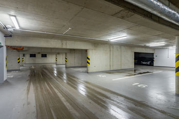 garáž - Prodej bytu 2+kk v osobním vlastnictví 68 m², Jesenice
