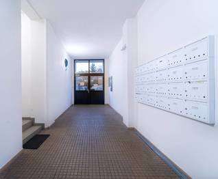 Dům - vchodové dveře s kaslíky - Prodej bytu 3+kk v osobním vlastnictví 77 m², Praha 8 - Libeň