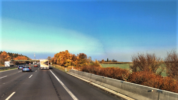 Vpravo, před mostem do Jažlovic, se nachází první dva pozemky. - Prodej pozemku 29081 m², Říčany