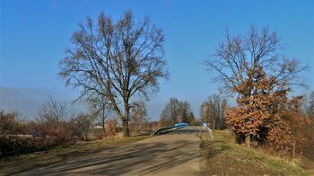 Most přes dálnici, směrem na Jažlovice. - Prodej pozemku 29081 m², Říčany