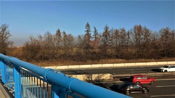 Za dálničním mostem je  jeden ze dvou pozemků. - Prodej pozemku 29081 m², Říčany