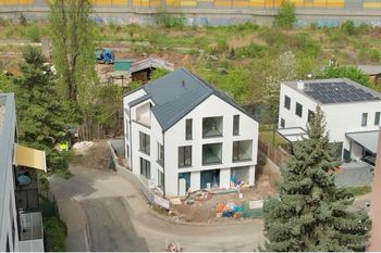pohled na dům - současný stav - Prodej bytu 5+kk v osobním vlastnictví 120 m², Praha 10 - Hostivař