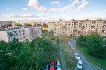 výhled z kuchyně  - Prodej bytu 3+1 v družstevním vlastnictví 77 m², Hradec Králové