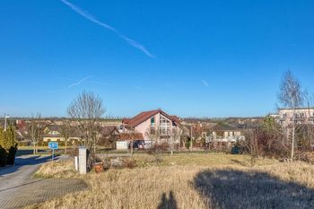 Pohled na pozemek - Prodej pozemku 830 m², Roztoky