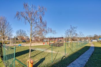 Dětské hřiště - Prodej pozemku 830 m², Roztoky