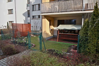 Zahrádka s terasou (celkem 43 m2) v osobním vlastnictví majitele bytu - Prodej bytu 2+kk v osobním vlastnictví 61 m², Moravany