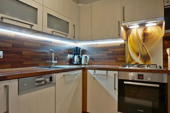  Kuchyňský kout s vestavnými spotřebiči Bosch - plynová varná deska, trouba, mikrovlnka, myčka, digestoř, lednice s mrazákem - Prodej bytu 2+kk v osobním vlastnictví 61 m², Moravany