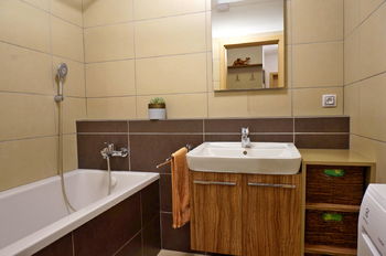 Koupelna 3,9 m2 s vanou a umyvadlem - Prodej bytu 2+kk v osobním vlastnictví 61 m², Moravany