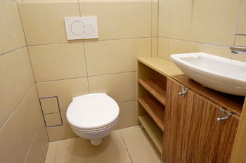 Samostatné WC s umyvadlem - Prodej bytu 2+kk v osobním vlastnictví 61 m², Moravany