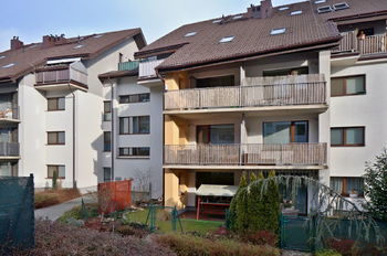 Zahrádka s terasou v klidném vnitrobloku - Prodej bytu 2+kk v osobním vlastnictví 61 m², Moravany