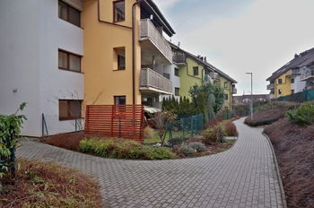 Zahrádka s terasou v klidném vnitrobloku - Prodej bytu 2+kk v osobním vlastnictví 61 m², Moravany