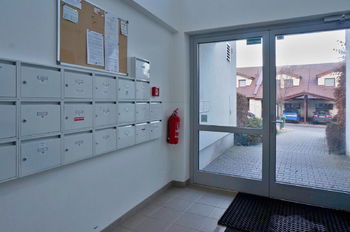 Vstup do bytového domu - Prodej bytu 2+kk v osobním vlastnictví 61 m², Moravany