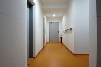 Chodba v bytovém domě - Prodej bytu 2+kk v osobním vlastnictví 61 m², Moravany