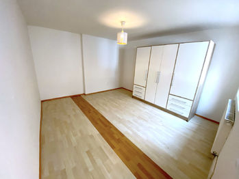 Pokoj - Pronájem bytu 4+kk v osobním vlastnictví 90 m², Mochov