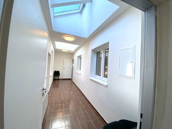 Veranda - Pronájem bytu 4+kk v osobním vlastnictví 90 m², Mochov