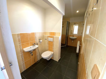 Koupelna - Pronájem bytu 4+kk v osobním vlastnictví 90 m², Mochov