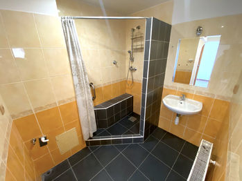 Koupelna - Pronájem bytu 4+kk v osobním vlastnictví 90 m², Mochov