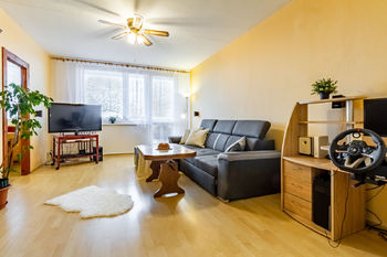 Obývací pokoj se vstupem na lodžii - Pronájem bytu 4+1 v družstevním vlastnictví 85 m², Praha 9 - Černý Most