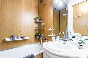 Koupelna s vanou a pračkou - Pronájem bytu 4+1 v družstevním vlastnictví 85 m², Praha 9 - Černý Most