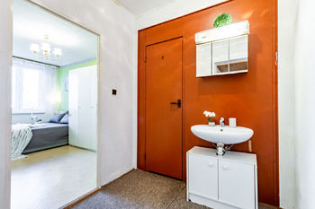 Chodbička s druhou samostatnou toaletou - Pronájem bytu 4+1 v družstevním vlastnictví 85 m², Praha 9 - Černý Most