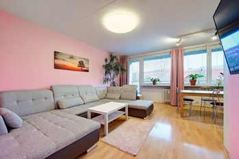  obývací pokoj s jídelním koutem - současný stav - Prodej bytu 4+kk v družstevním vlastnictví 104 m², Praha 9 - Černý Most 