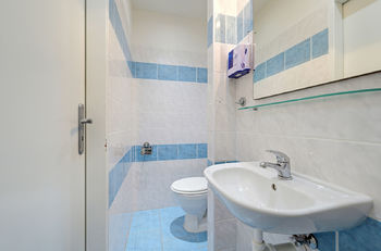 hlavní koupelna s toaletou - současný stav - Prodej bytu 4+kk v družstevním vlastnictví 104 m², Praha 9 - Černý Most