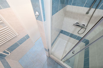 hlavní koupelna s toaletou - současný stav - Prodej bytu 4+kk v družstevním vlastnictví 104 m², Praha 9 - Černý Most