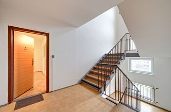 chodba a vstup do bytové jednotky - Prodej bytu 4+kk v družstevním vlastnictví 104 m², Praha 9 - Černý Most