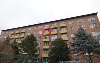 Pohled na dům ze zadní strany  - Prodej bytu 2+1 v osobním vlastnictví 55 m², Brno