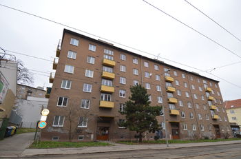 Pohled na dům  - Prodej bytu 2+1 v osobním vlastnictví 55 m², Brno
