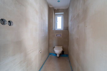 Samostatné WC s přípravou na umyvadlo - Prodej domu 118 m², Městec Králové