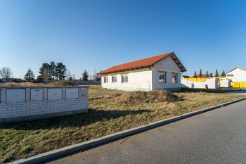 Pohled na dům z ulice - Prodej domu 118 m², Městec Králové