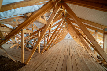 Pohled na konstrukci střechy a pochozí plochy - Prodej domu 118 m², Městec Králové