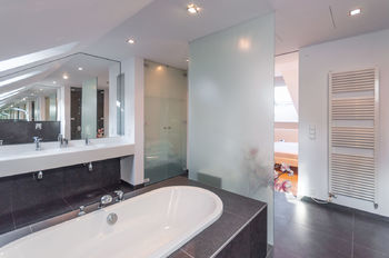 Koupelna - Prodej bytu 4+kk v osobním vlastnictví 178 m², Praha 1 - Nové Město