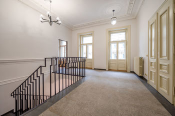 1.patro chodba se vstupem do obytné části prostor - Pronájem bytu 5+1 v osobním vlastnictví 188 m², Praha 1 - Nové Město