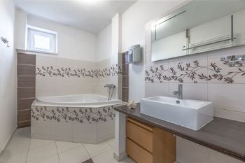 Koupelna I. - Prodej domu 280 m², Újezd