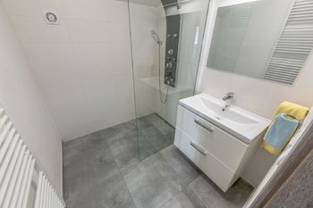 Koupelna II - Prodej domu 280 m², Újezd