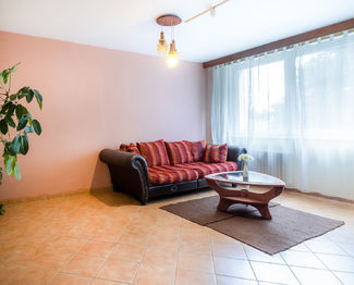 Obývací pokoj. Byt je inzerován s vybavením, které není součástí prodeje. - Prodej bytu 4+1 v osobním vlastnictví 87 m², Olomouc