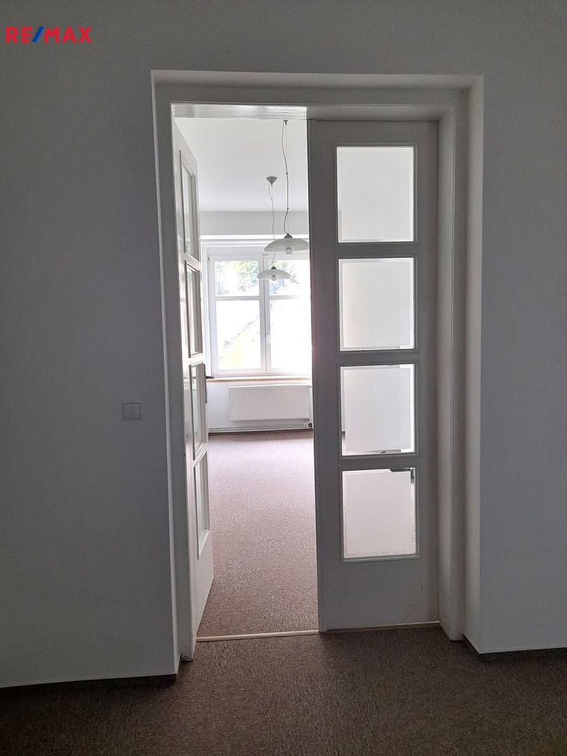 Pronájem komerčního prostoru (kanceláře), 85 m2, Praha 5 - Zbraslav